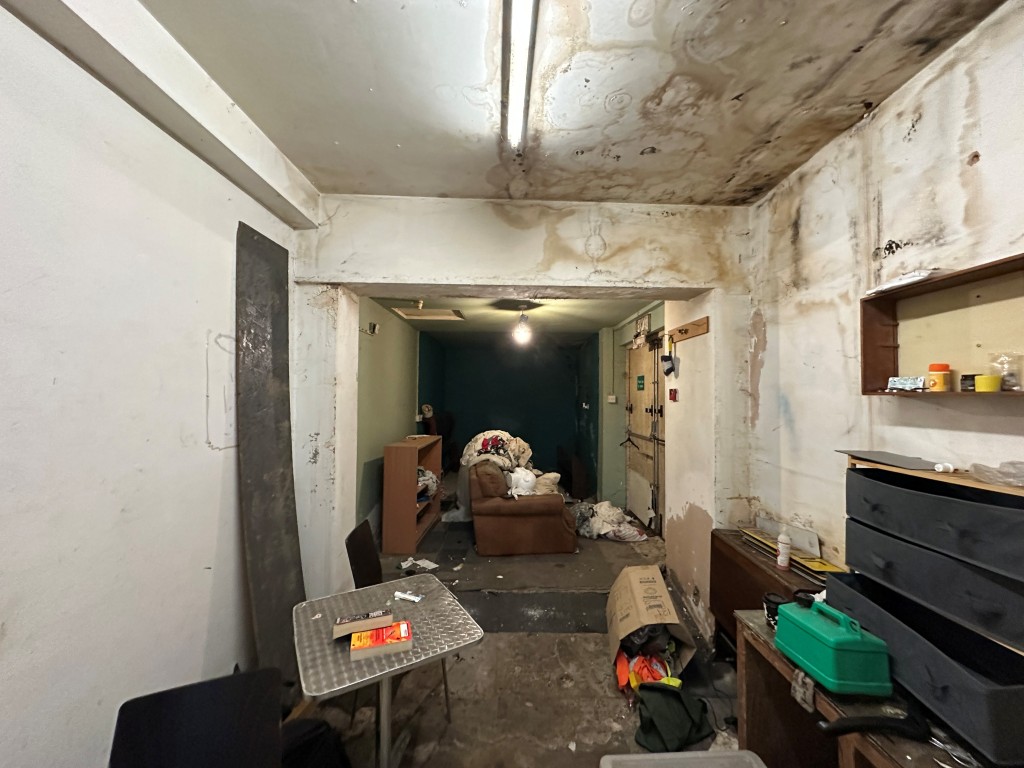 Lot: 57 - COMMERCIAL UNIT WITH LONG LEASE - Rear room